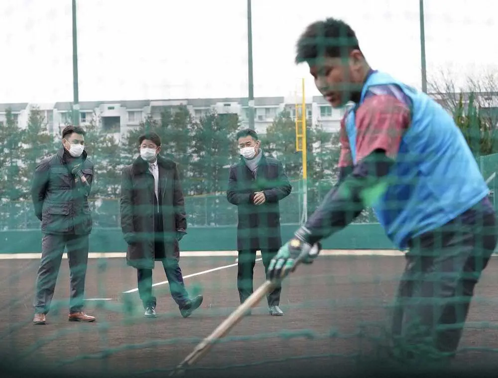 【画像・写真】ロッテ・ドラ1松川「捕手として凄い」阪神・梅野と同じミット使用　12分間走ではブービー