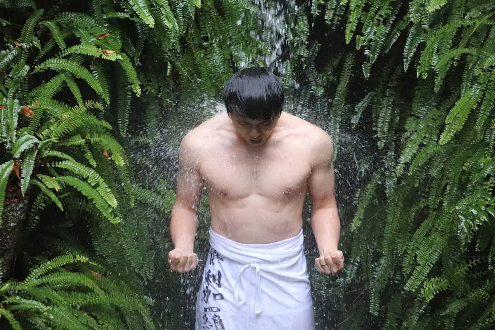 【画像・写真】中日・笠原　極寒の中で滝行　昨年は柳が修行して2冠獲得　DeNA・東、日本ハム・立野と身を清めた