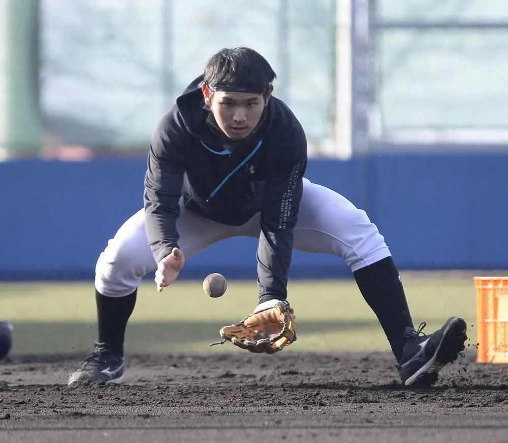 【画像・写真】阪神・佐藤輝の弟・太紀が始動　関学大の4年生は三塁で勝負「芯を持ってやっていきたい」