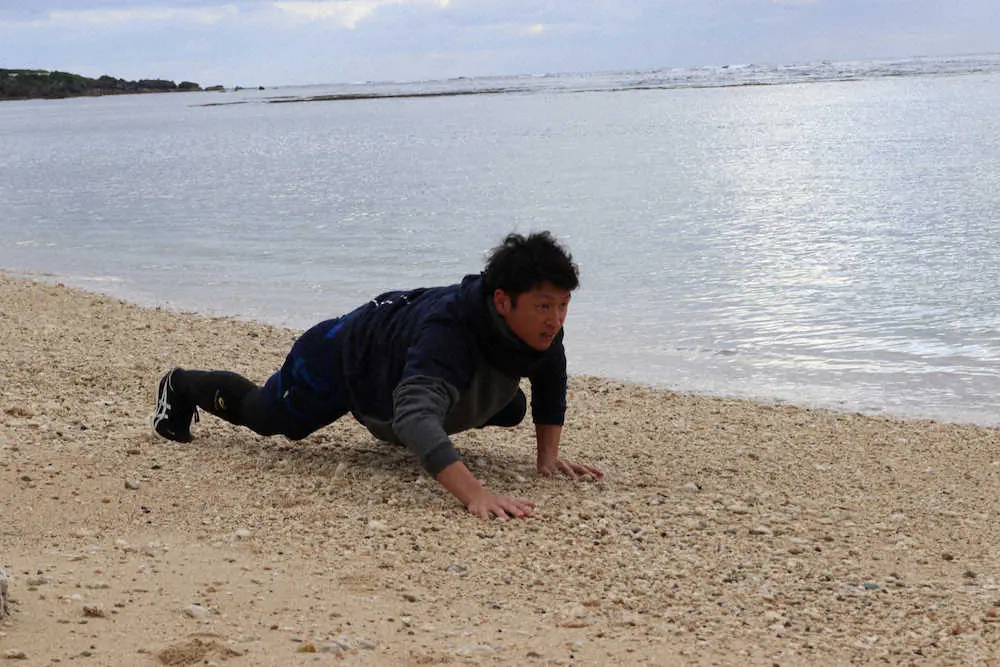 沖永良部島での自主トレを公開し、トレーニングをする阪神・近本（球団提供）
