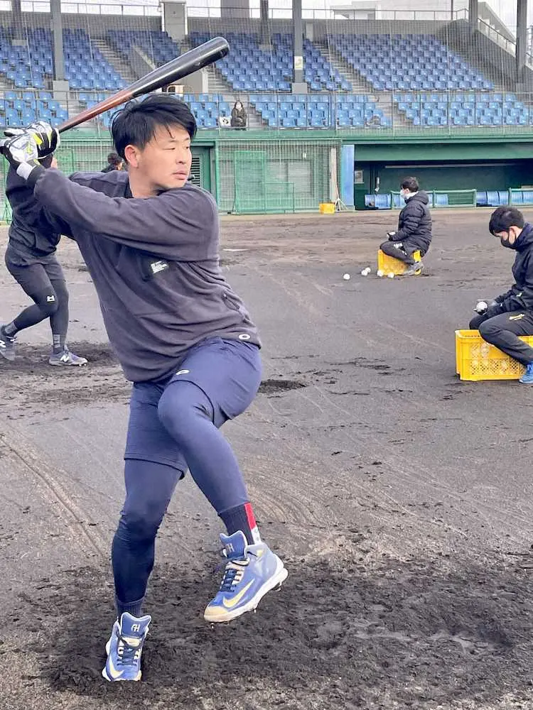 【画像・写真】楽天・浅村、自主トレで体幹強化「全試合スタメンで出ることを目標にやりたい」　パパの自覚も