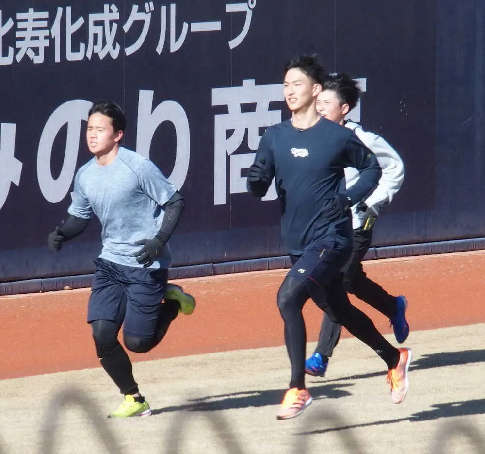 新人合同自主トレで畔柳（左）、上川畑（右後）とともにランニングを行う日本ハム・達