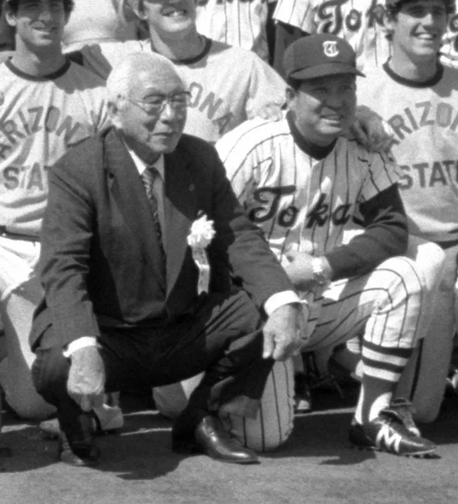 78年、日米親善野球で記念撮影する東海大・松前学長（左）と原貢監督