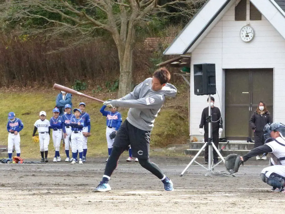 【画像・写真】レッズ秋山　自主トレ先の下田で野球教室　小学生から2安打で「昨季あの安打はなかった」と照れ笑い