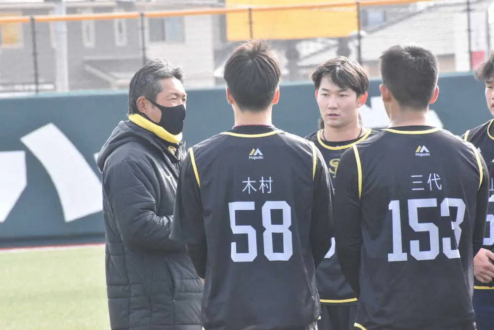 【画像・写真】ソフトB・小久保2軍監督、新人に“強さ3カ条”伝達「強い体、強い意思、強い忍耐力」の大切さ説く