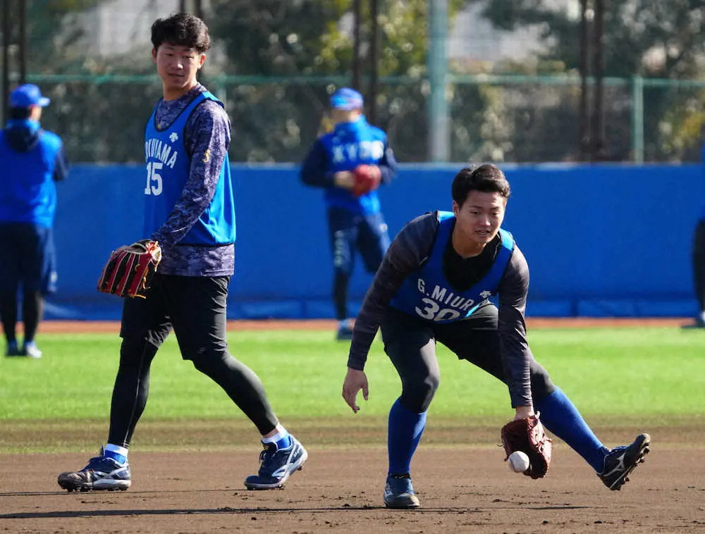 【画像・写真】DeNA・ドラ2徳山＆ドラ4三浦が三浦監督の前でブルペン入り