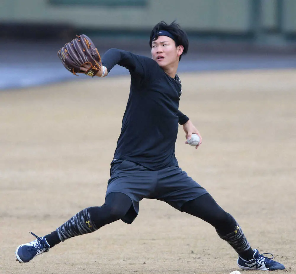 【画像・写真】自主トレでキャッチボールする及川雅貴（代表撮影）