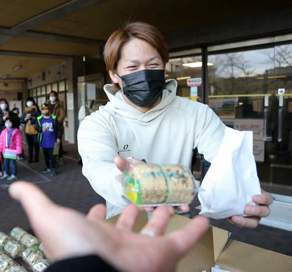 【画像・写真】＜ソフトバンク・甲斐自主トレ＞報道陣に振る舞われた鶏飯と鶏の唐揚げ（撮影・中村　達也）