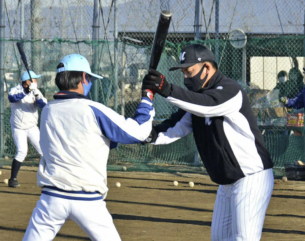 野球教室で打撃指導するロッテ・井口監督