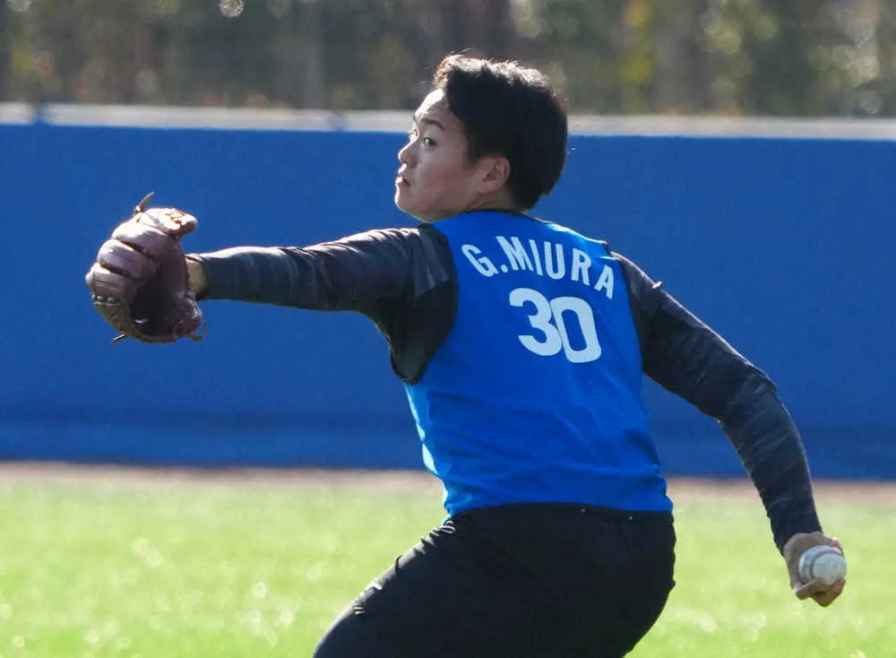 【画像・写真】DeNAドラ4・三浦銀二　初ブルペンで28球　三浦監督、1軍キャンプスタート示唆「宜野湾で見たい」