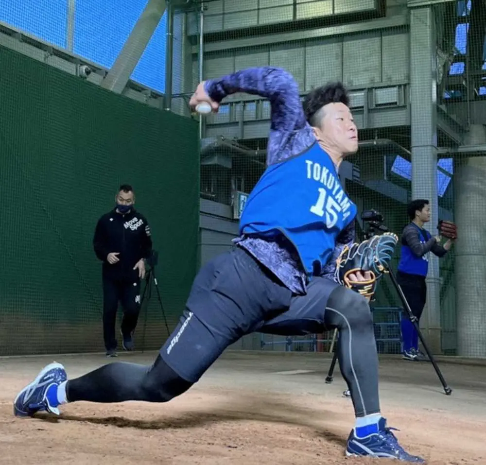 【画像・写真】DeNAドラ2・徳山　立ち投げで約30球　三浦監督「切れのある球を投げていた」と高評価