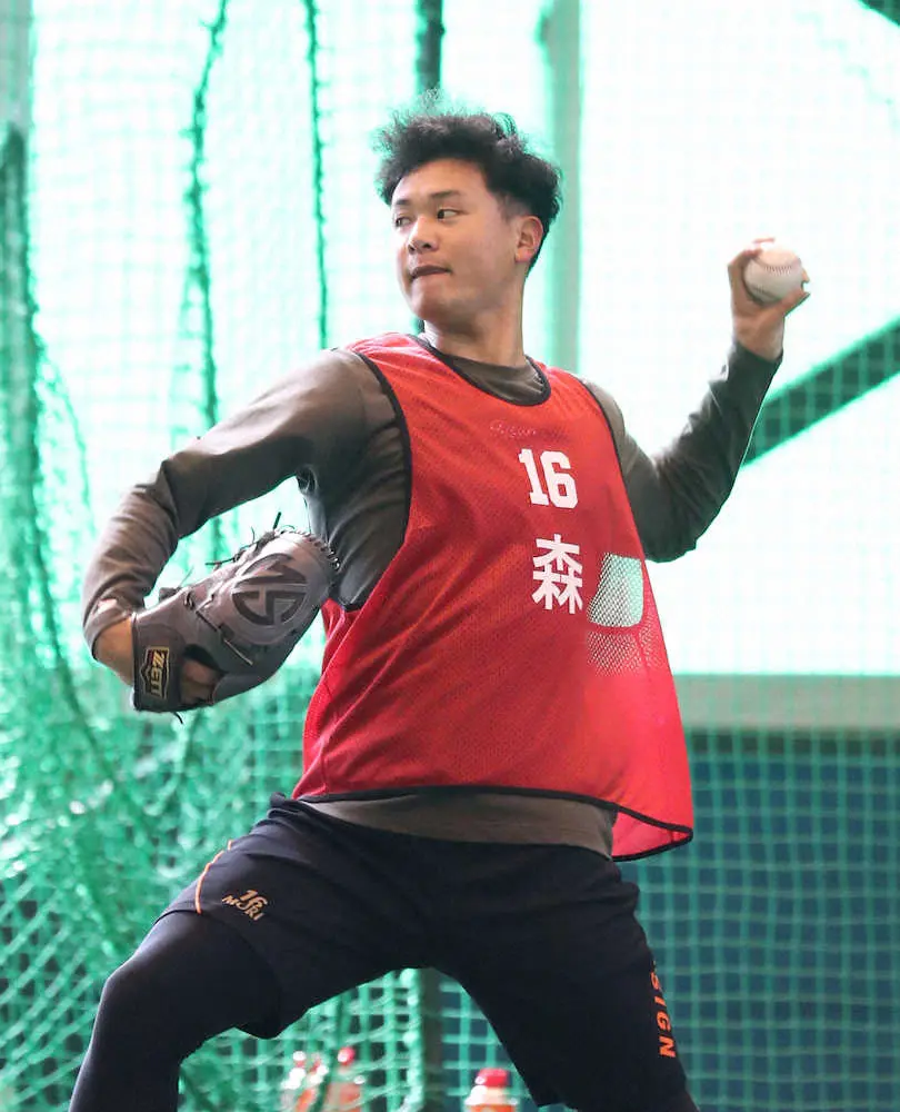 【画像・写真】広島・佐々岡監督　電撃チェック!!黒原&森のルーキーコンビ初ブルペンを絶賛「バランスがいい。順調」