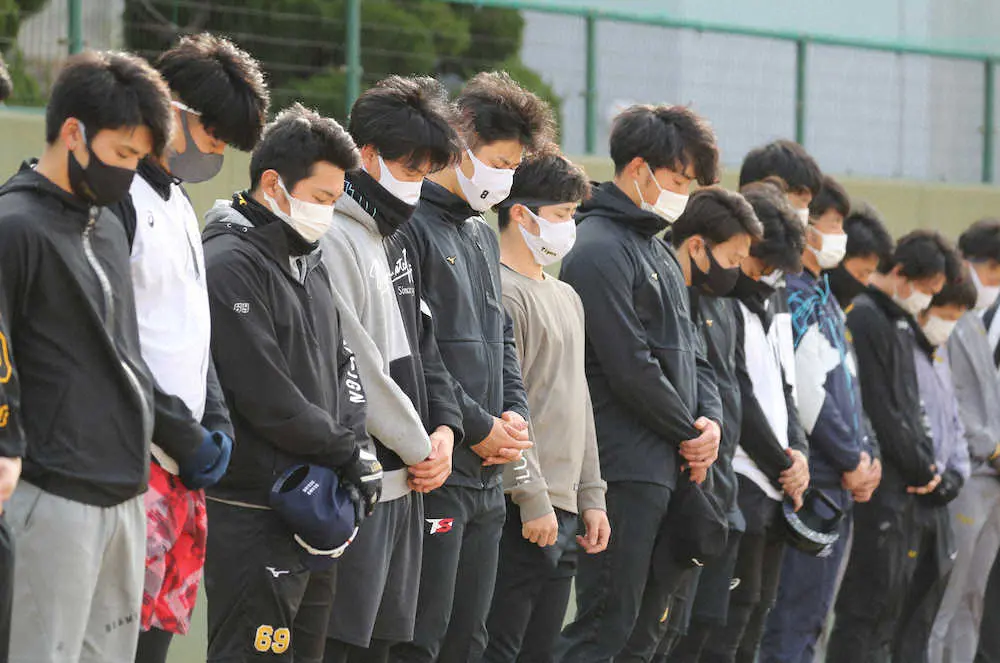 練習前に黙とうを捧げる佐藤輝（左から5人目）ら阪神の選手たち（撮影・大森　寛明）