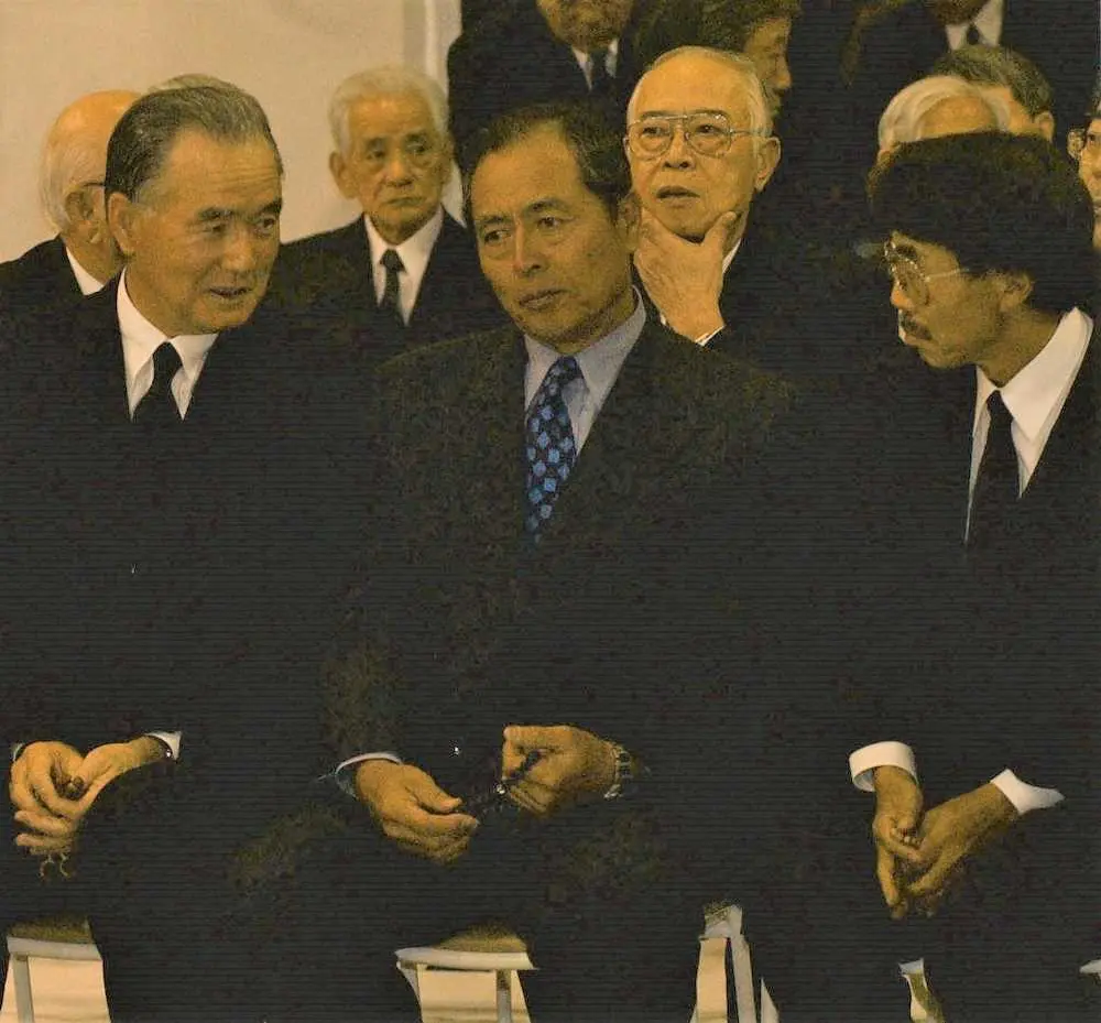 01年、杉浦忠氏の通夜で故人を偲ぶ（左から）長嶋茂雄氏、王貞治氏、水島新司氏
