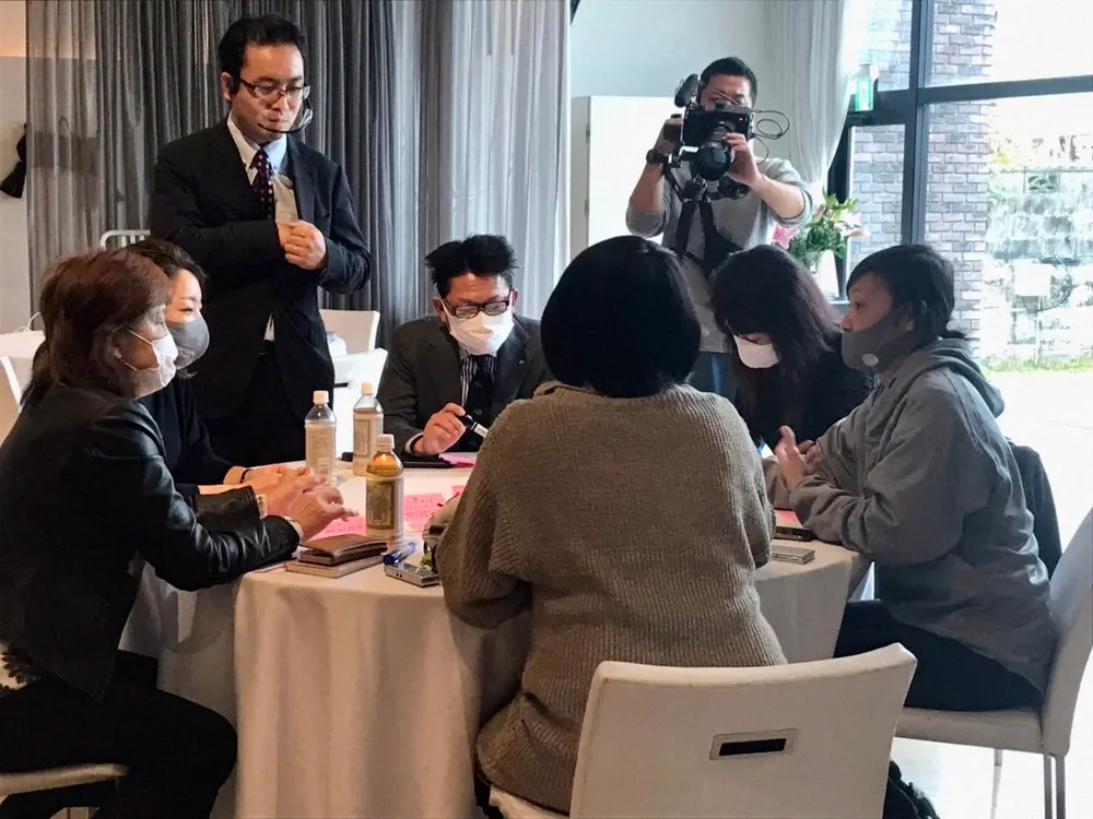 【画像・写真】【女子野球】セッションで議論を交わす女子代表の中島梨紗監督（右端）