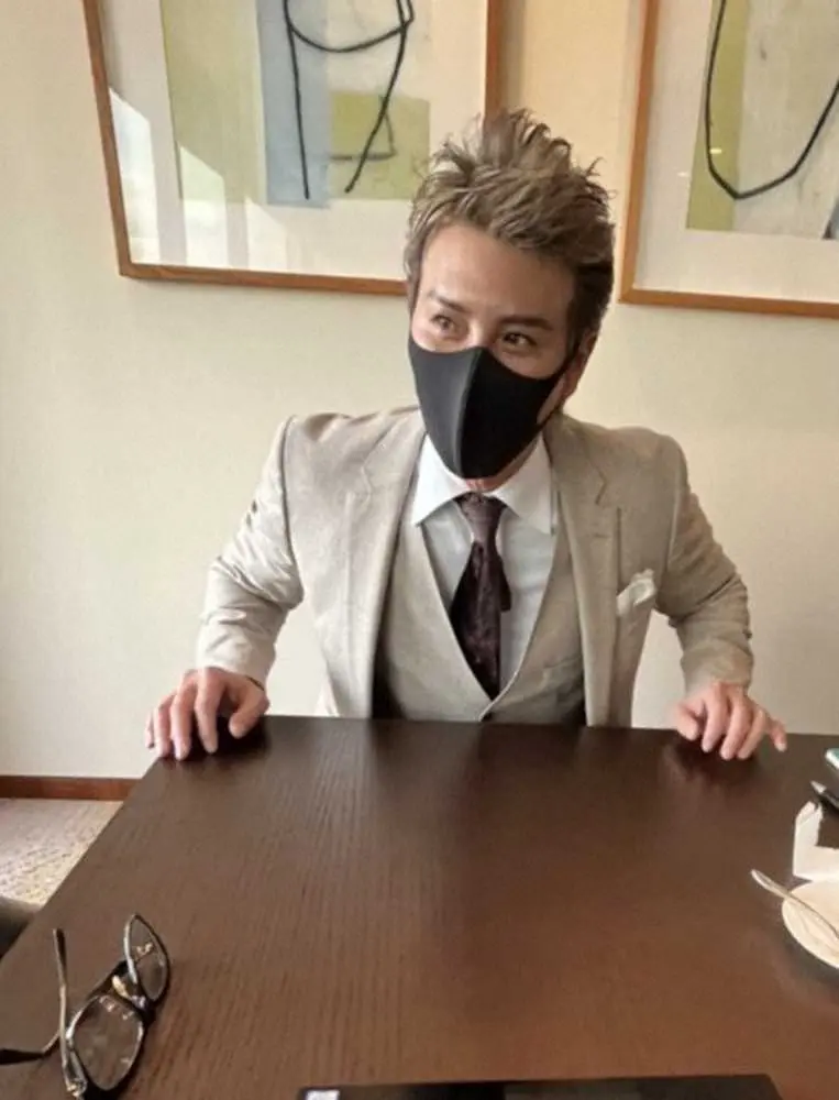 【画像・写真】新庄ビッグボス流あいさつ　12球団監督会議にグレーのスーツ姿「対戦前にちょっかいをかけてしまうかも」