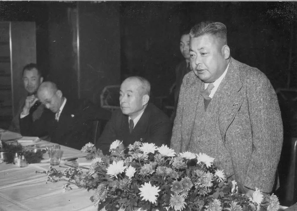 【画像・写真】セ・リーグ優勝の祝勝会であいさつする松竹・田村駒治郎会長（1950年11月）＝『松竹ロビンス優勝記念アルバム』より＝