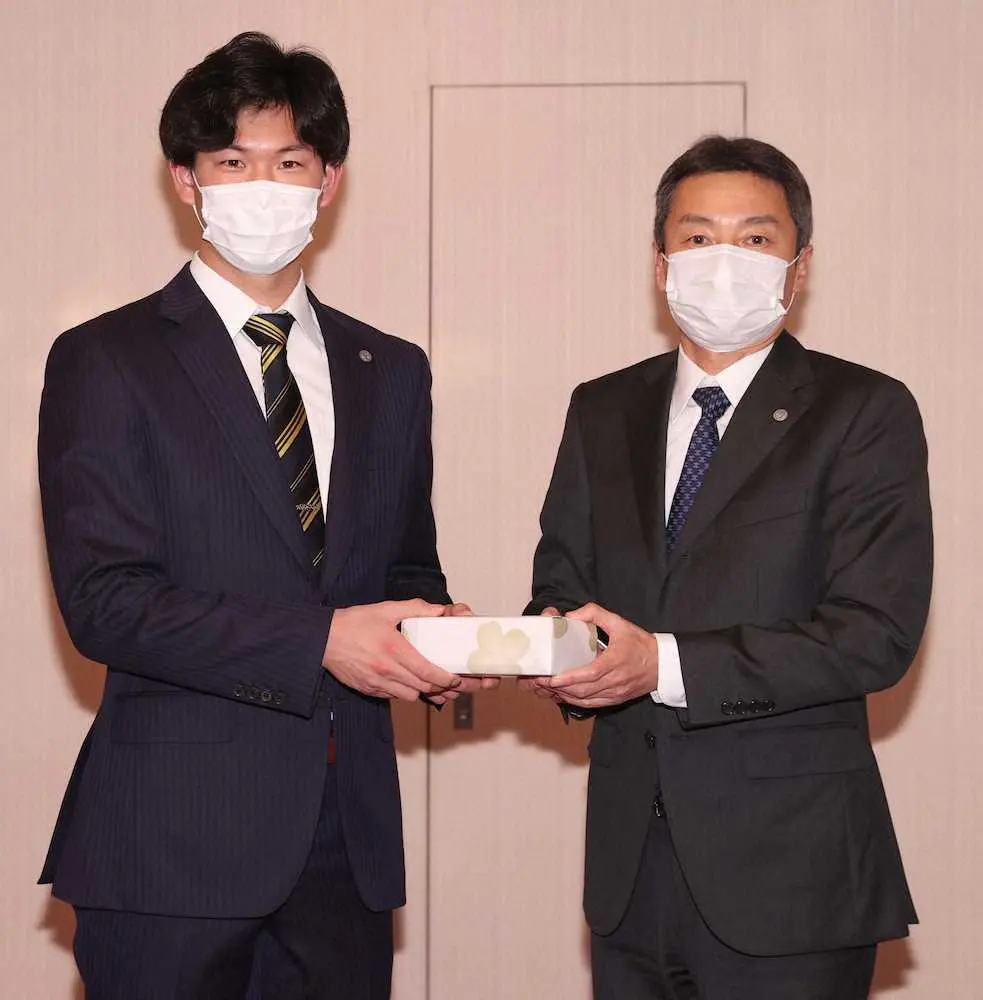 【画像・写真】阪神・及川が成人の誓い「行動なりしっかりお手本になれたら」球団の記念品授与式に出席
