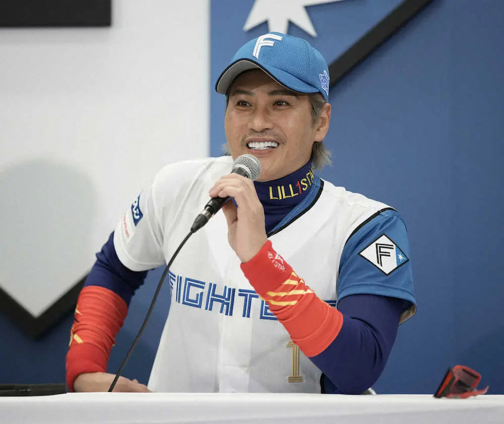 【画像・写真】＜日本ハム＞新ユニホームを着て質疑応答で話す新庄監督（撮影・高橋茂夫）