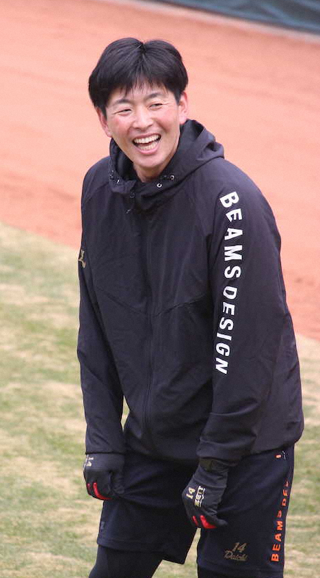 マツダスタジアムでの練習中に笑顔を見せる広島・大瀬良