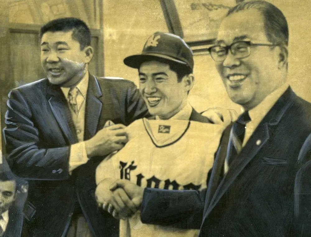 70年、高橋二三男の入団を発表する稲尾和久監督（左）と青木社長（右）