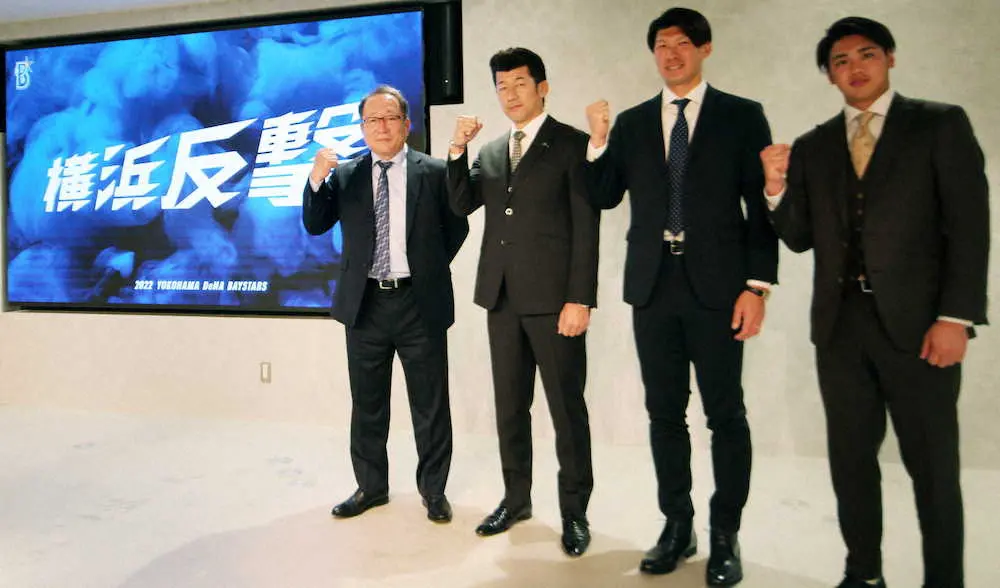イベントを終え記念撮影する左からDeNAのOB高木氏、三浦監督、大田、森（球団提供）