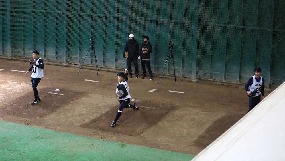 投球練習する（左から）赤星、大勢、山田（撮影・河野　光希）