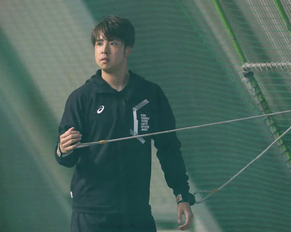 【画像・写真】＜ソフトバンク自主トレ＞ゴムチューブを引っ張りトレーニングする重田（撮影・岡田　丈靖）