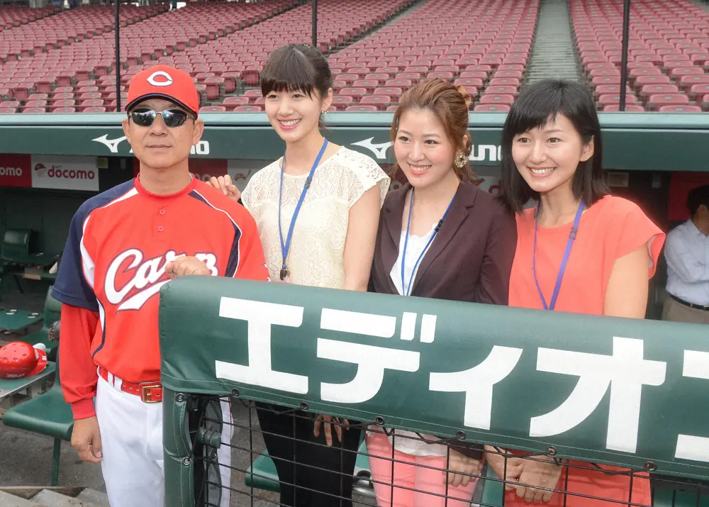 13年、広島の練習を見学し記念撮影する（左から）父の新井宏昌打撃コーチと三女・貴子、次女の聖佳さん、長女・寿枝さん