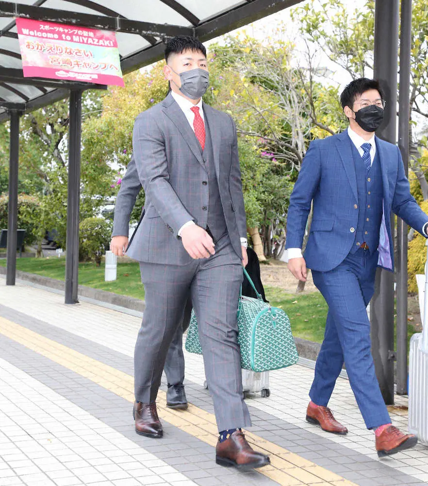 【画像・写真】巨人・岡本和　宮崎入りで闘志「まだまだ若手なので頑張りたい」