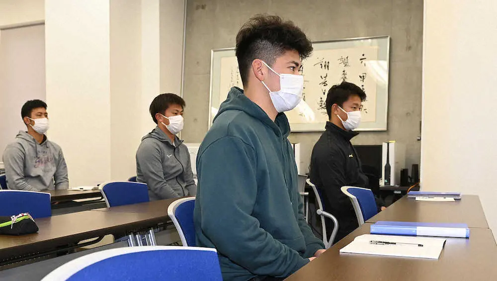 【画像・写真】阪神ドラ2・鈴木　「球児本」持参で宜野座キャンプ「成長するために、自分ができることはやっていきたい」
