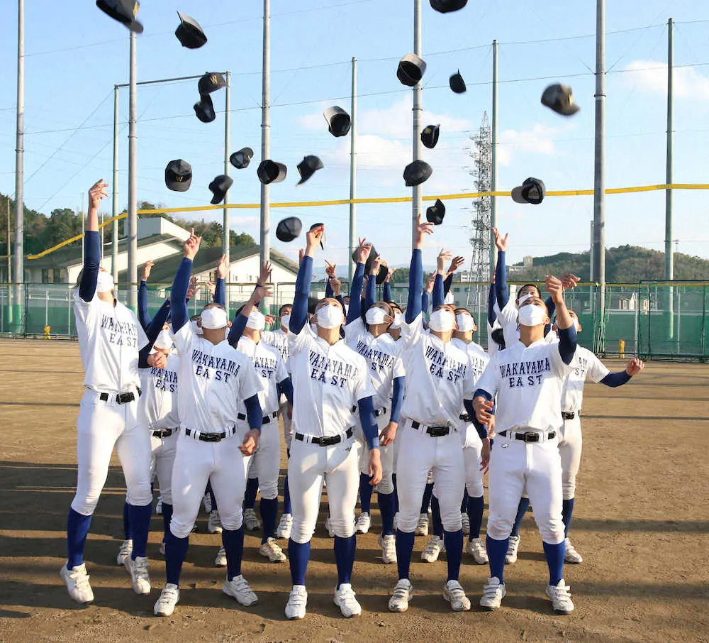 【画像・写真】＜センバツ高校野球出場校発表＞センバツ出場が決まり、喜ぶ麻田（前列右から2人目）ら和歌山東ナイン（撮影・坂田　高浩）