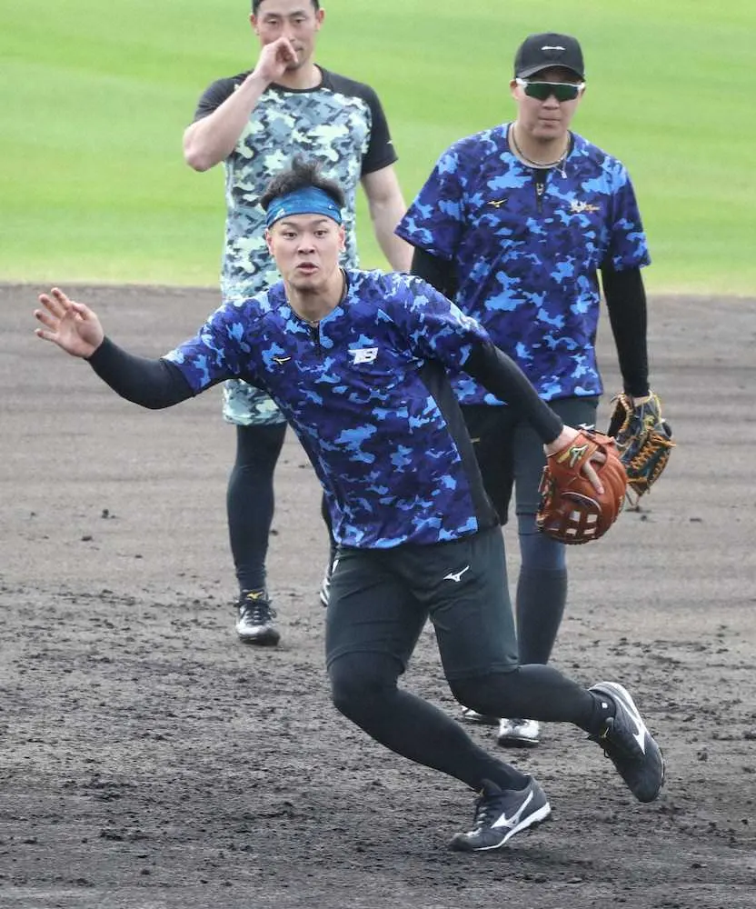【画像・写真】阪神・大山と佐藤輝が三塁でノックなど精力的に汗流す　キャンプではポジション争いの可能性も