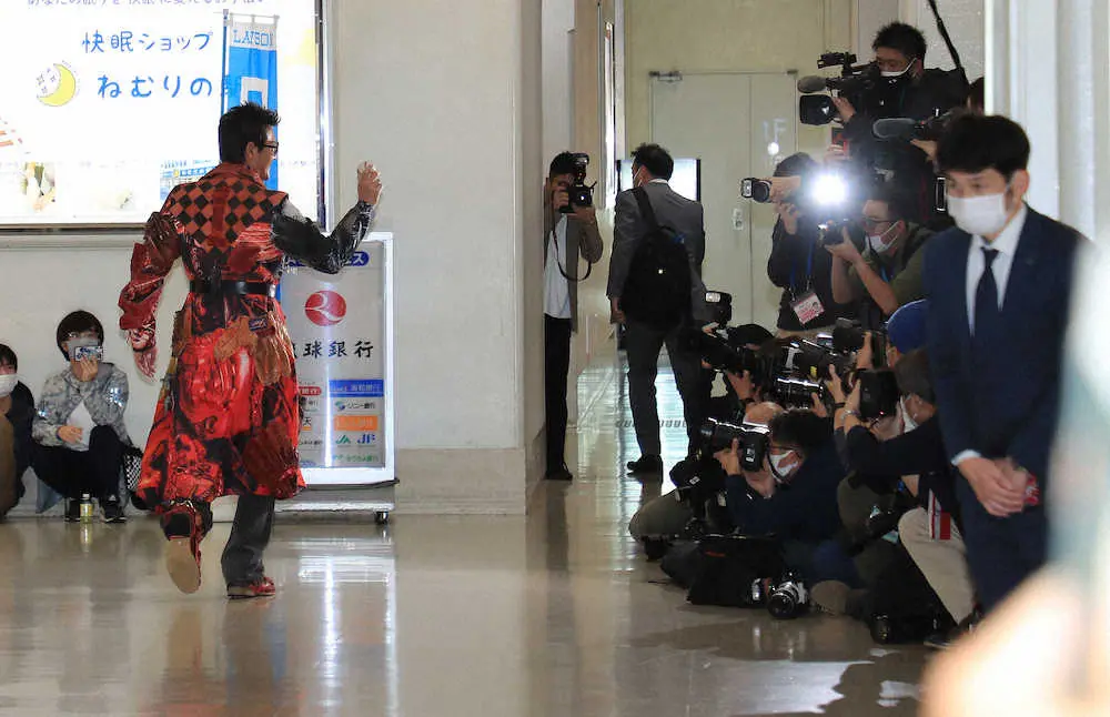 【画像・写真】日本ハムの新庄剛志監督　ド派手衣装で沖縄入り！グラブ柄のコートにボールを手に