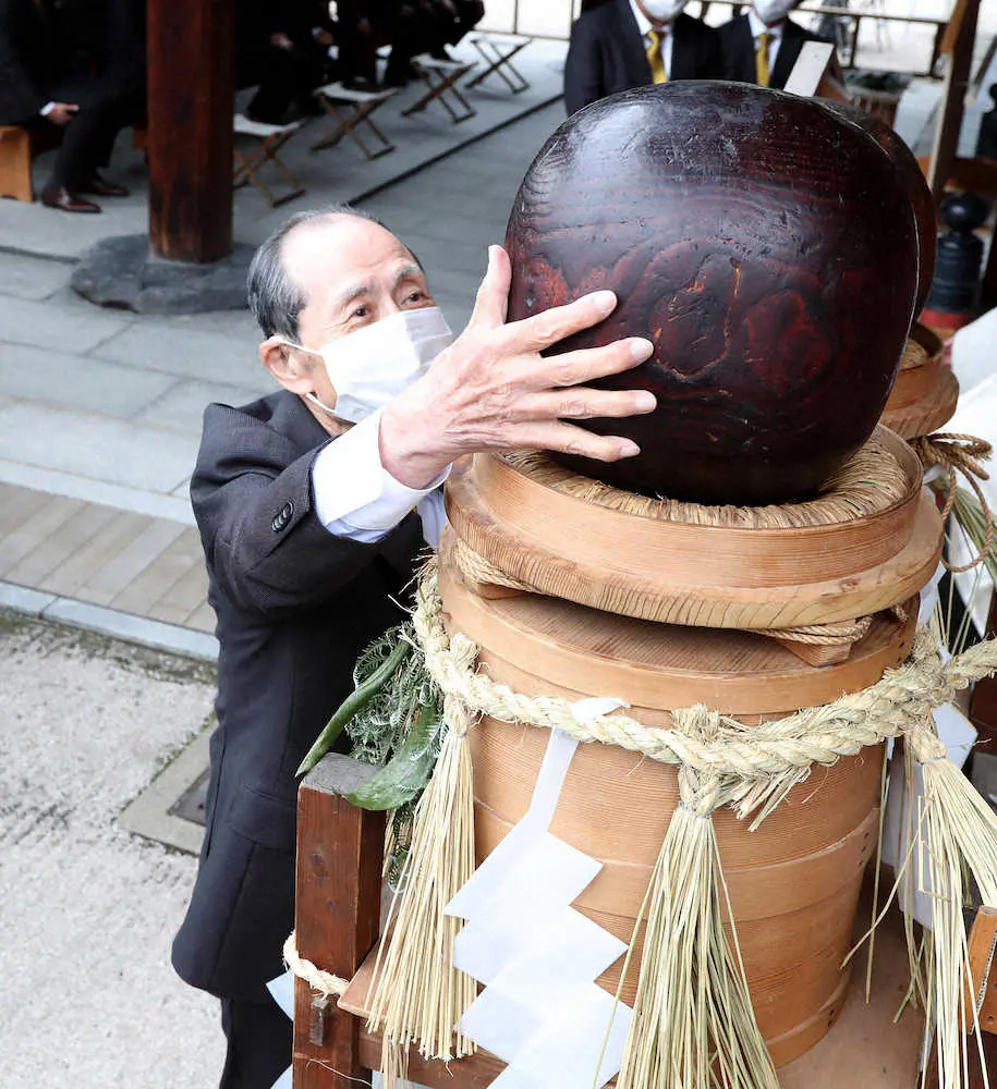 【画像・写真】＜ソフトバンク＞必勝祈願で「玉せせり」の陰の珠、陽の珠をさわる、王球団会長（撮影・中村　達也）