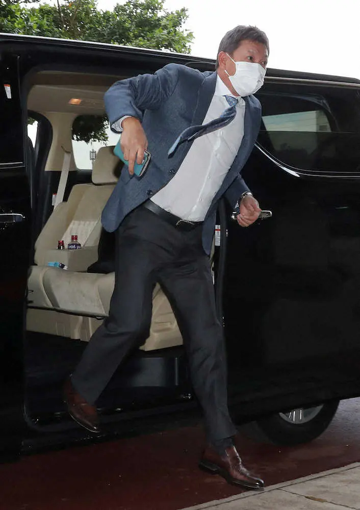 【画像・写真】＜中日合同自主トレ＞沖縄入りし、キャンプ地であるアグレスタジアム北谷に到着した立浪監督（撮影・椎名　航）