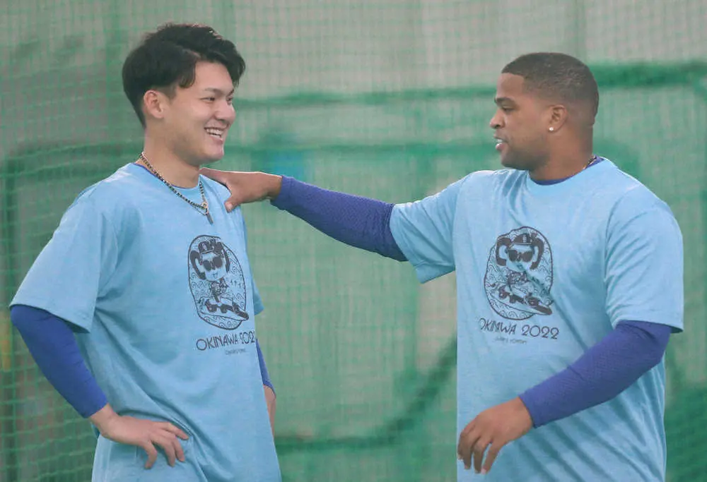 【画像・写真】＜中日合同自主トレ＞合同自主トレに合流し、石川昂（左）と談笑するビシエド（撮影・椎名　航）