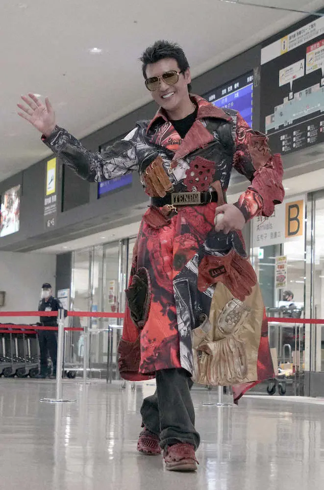 【画像・写真】日本ハム・新庄ビッグボス　全身グラブのド派手コートで沖縄入り「道具を大事に」「チームを一つの作品に」