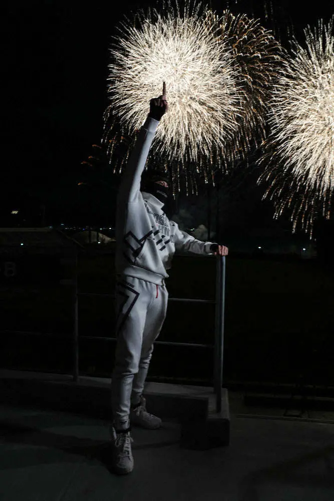 【画像・写真】新庄監督　キャンプイン前夜にサプライズ花火ショー開催「感動しかない　涙腺がヤバくなりました」