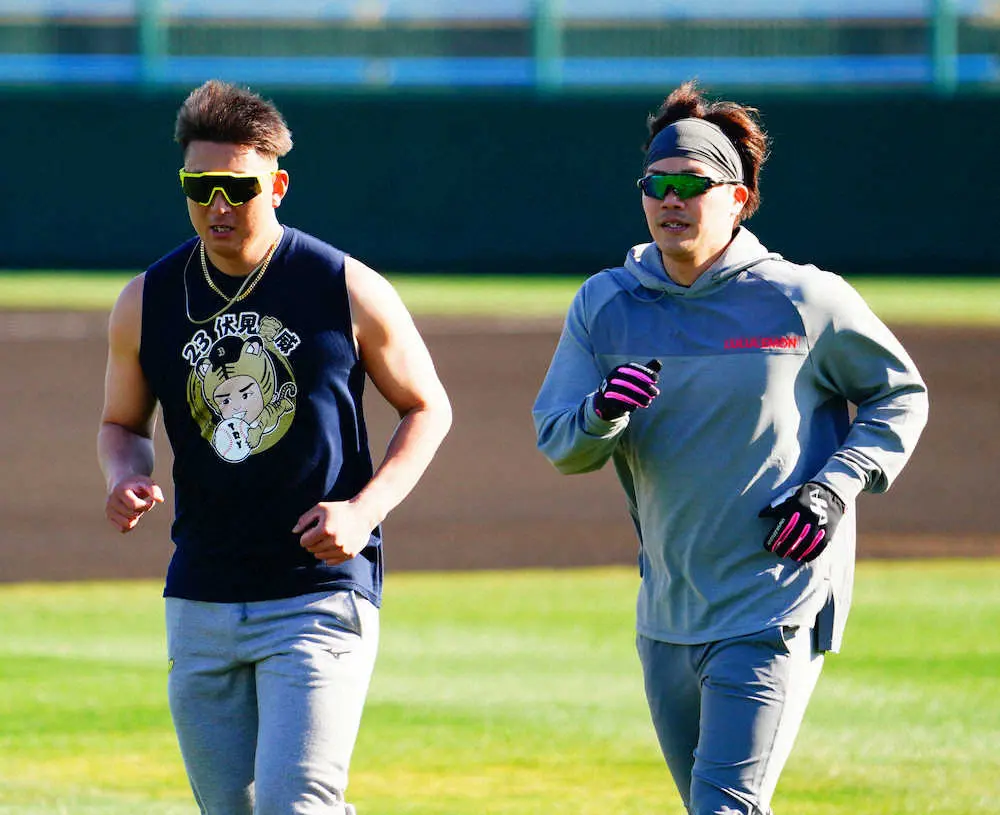 【画像・写真】＜オリックス自主トレ＞伏見寅威タンクトップを着てアップする杉本裕太郎（右は伏見）（撮影・井垣　忠夫）