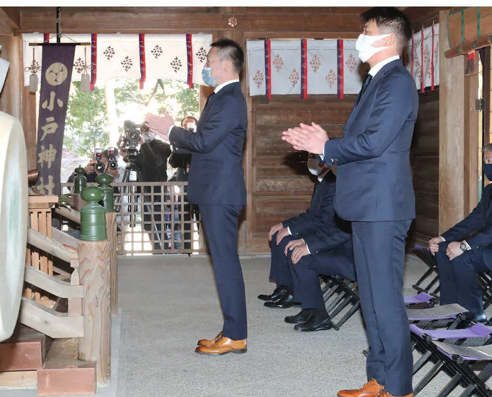 【画像・写真】＜オリックス神社参拝＞小戸神社に必勝祈願に訪れ、小林2軍監督（右）とともに玉串を奉納する中嶋監督（撮影・井垣　忠夫）