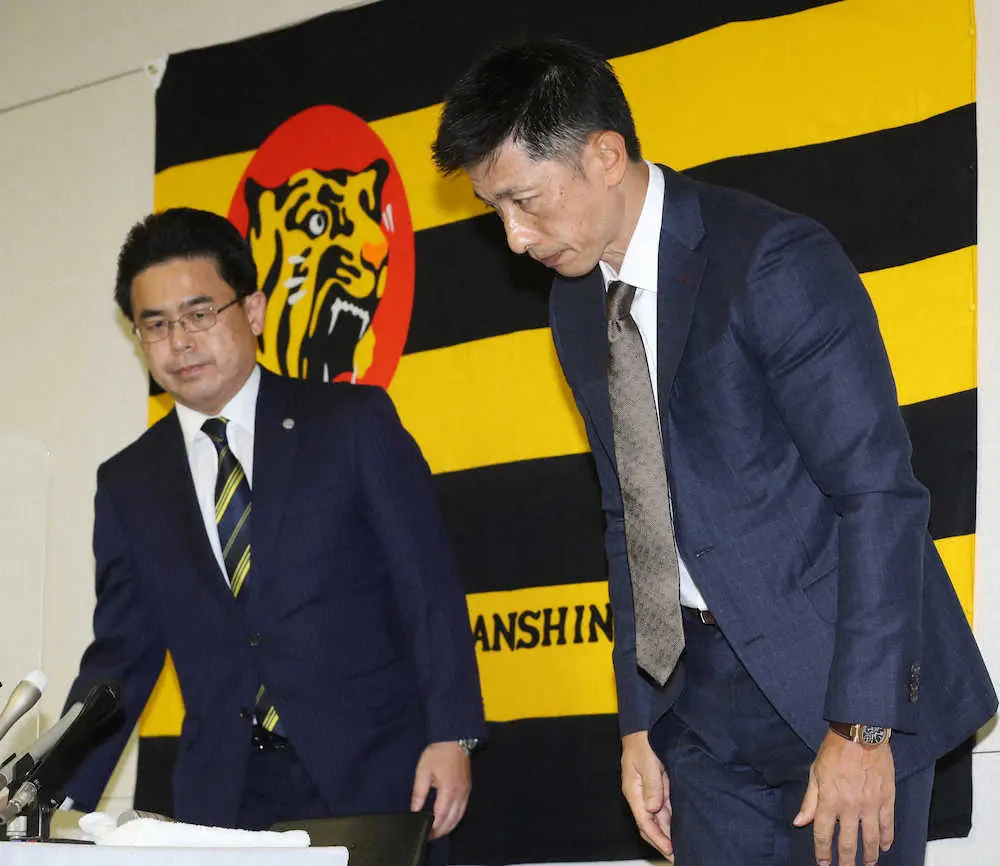 【画像・写真】昨年11月、オーナー報告を終え、会見する矢野監督（右）と谷本球団副社長