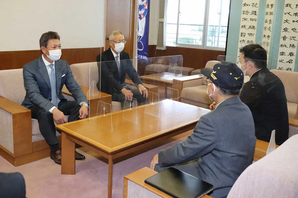 【画像・写真】＜中日北谷町役場訪問＞渡久地政志町長（右）と話す立浪監督（左）（撮影・椎名　航）