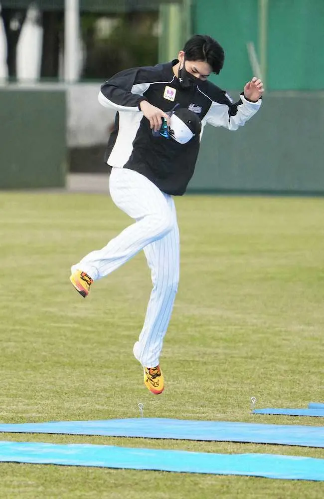 【画像・写真】ロッテ佐々木朗希、初日からブルペン！　捕手を座らせて31球