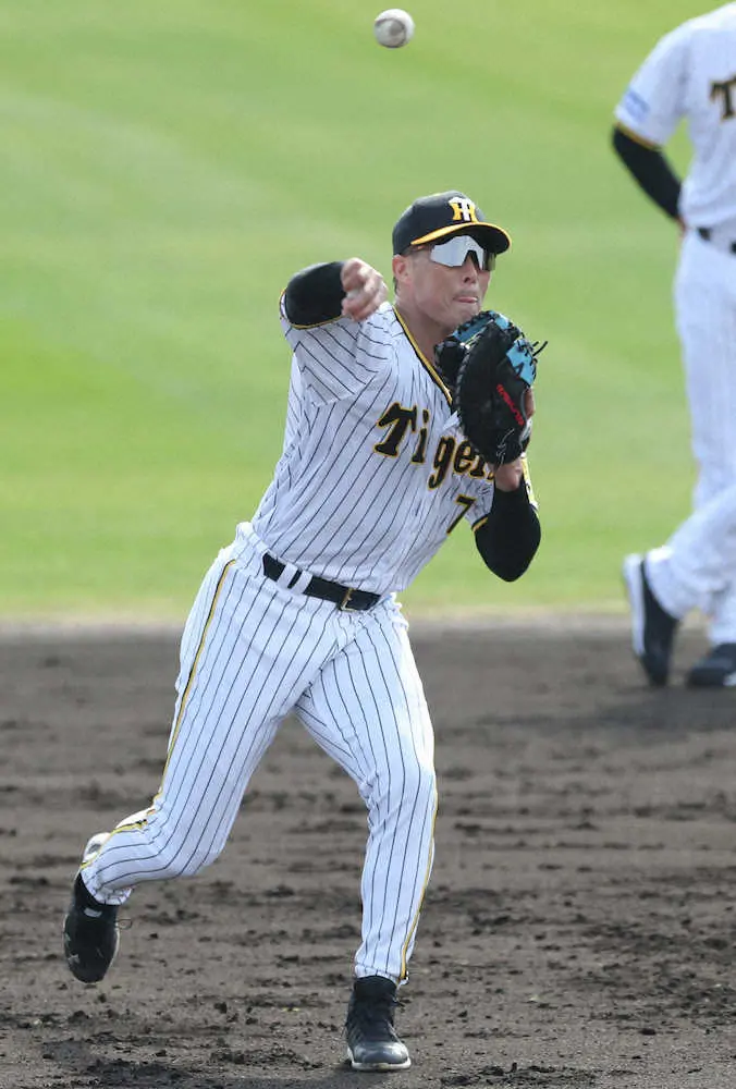 【画像・写真】阪神・糸井　40歳のチャレンジ　キャンプ初日からファーストミットでノック受ける