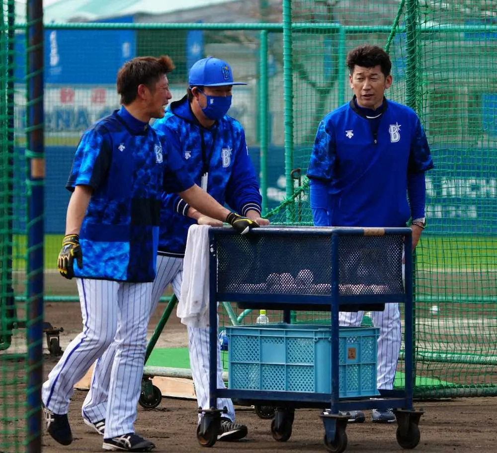 【画像・写真】DeNAチーム最年長・藤田がランチ特打　打撃投手務めた番長は笑顔「最後の方はフラフラしていたね」