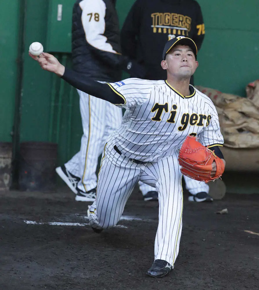 【画像・写真】阪神ドラ5・岡留　初日からブルペンに入り立ち投げ21球　変則右腕が順調な調整をアピール