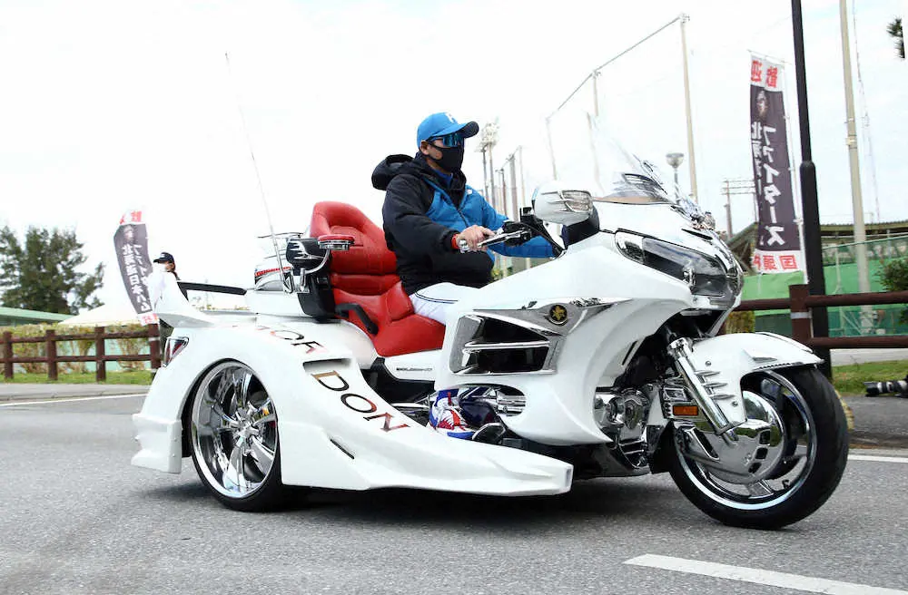 【画像・写真】新庄監督　三輪バイクでさっそうと国頭→名護移動も…「練習まだやってる？終わっちゃったの～？」