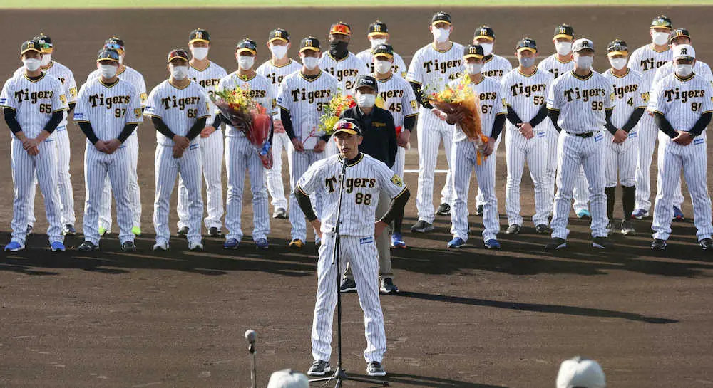 【画像・写真】セレモニーであいさつする矢野監督（中央）（撮影・平嶋　理子）