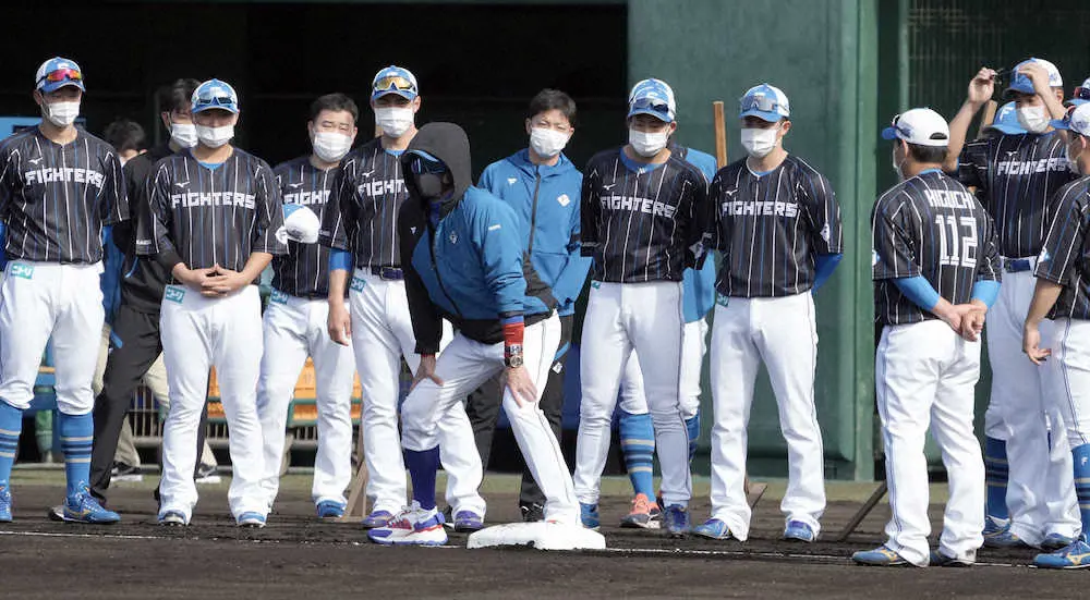 【画像・写真】日本ハム・新庄監督キャンプイン!　ド派手登場のち熱血指導「練習を試合のようにやってほしい」